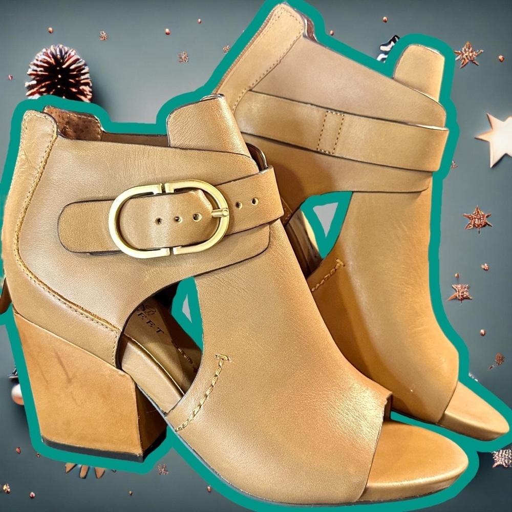 NWOT Naked Feet ‘Lyra’ Smooth Tan Leather Heeled Sandal with Gold Buckles Sz 7.5